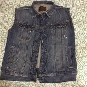 Sleeveless denim jacket